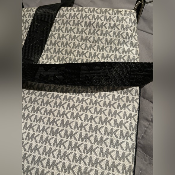 MICHAEL KORS SIDE CROSSBODY BAG MONOGRAM PRINT WITH GOLD TONE HARDWARE MINT COND - Picture 3 of 8